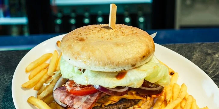 Pravý írsky burger Buffalo Bacon aj s hranolčekmi a malinovkou
