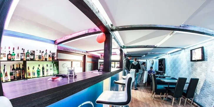 Pravý írsky burger Buffalo Bacon aj s hranolčekmi a malinovkou