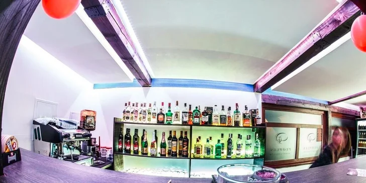 Pravý írsky burger Buffalo Bacon aj s hranolčekmi a malinovkou