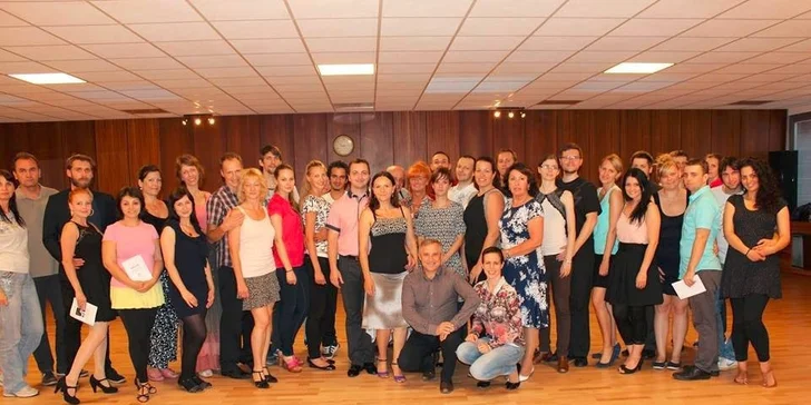 Mesačný kurz latino alebo spoločenských tancov pre jednu osobu