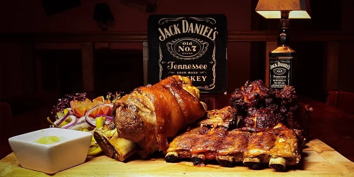 Milovníci mäsa, spojte sa! Pečené rebierka alebo 1300 g pochúťok na doske!