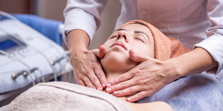 Relaxačná masáž tváre s tropickým olejom alebo peeling s aloe vera + úprava obočia