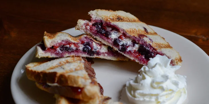 Sladké toasty s ľadovým čajom alebo latte v Ave Cafe