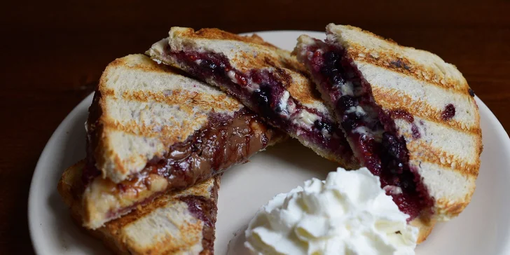Sladké toasty s ľadovým čajom alebo latte v Ave Cafe