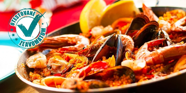 Pravá španielska paella s plodmi mora alebo s kuracím mäsom a zeleninou