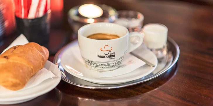 Cenná dávka životnej energie s espressom a croissantom či marlenkou