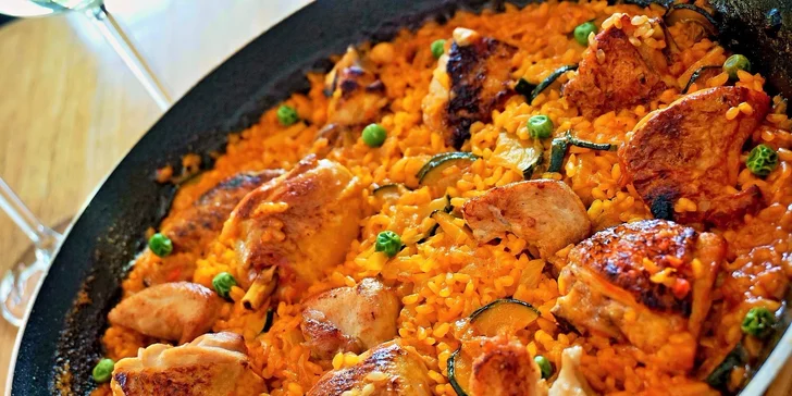 Pravá španielska paella s plodmi mora alebo s kuracím mäsom a zeleninou