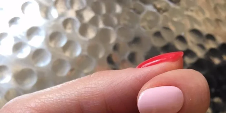 Shellac, velvet manikúra alebo dlhotrvácne lakovanie s radom Vinylux v profi salóne
