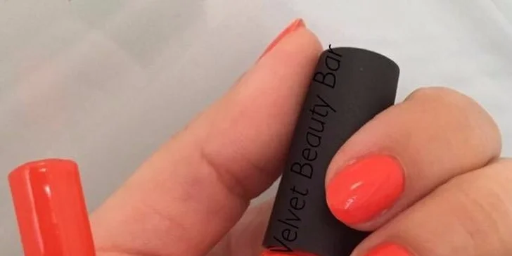 Shellac, velvet manikúra alebo dlhotrvácne lakovanie s radom Vinylux v profi salóne