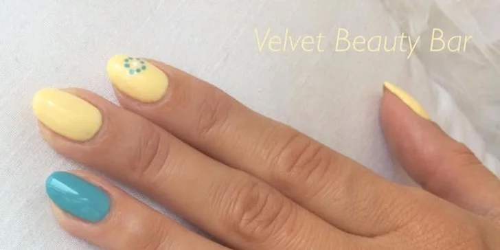 Shellac, velvet manikúra alebo dlhotrvácne lakovanie s radom Vinylux v profi salóne