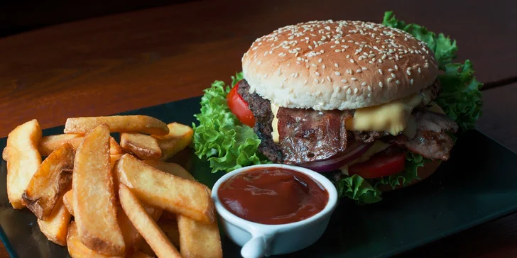 XXL Burger s hranolčekmi a barbecue omáčkou v Staromeštianskej pivotéke, ktorá sa pýši titulom Pivotéka roka 2015!