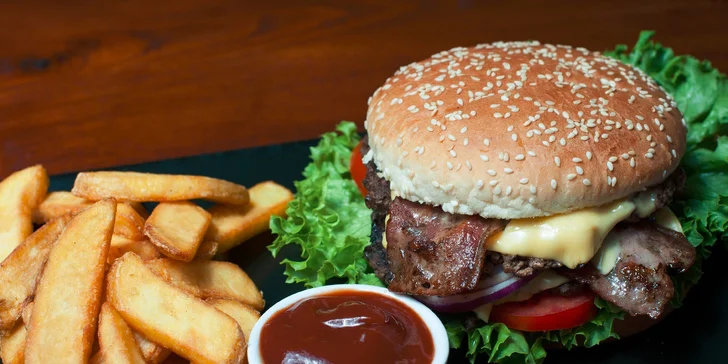 XXL Burger s hranolčekmi a barbecue omáčkou v Staromeštianskej pivotéke, ktorá sa pýši titulom Pivotéka roka 2015!