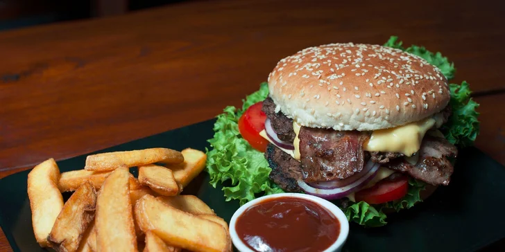 XXL Burger s hranolčekmi a barbecue omáčkou v Staromeštianskej pivotéke, ktorá sa pýši titulom Pivotéka roka 2015!