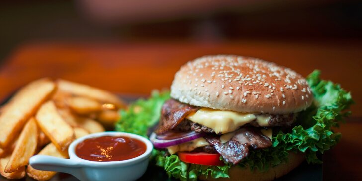 XXL Burger s hranolčekmi a barbecue omáčkou v Staromeštianskej pivotéke, ktorá sa pýši titulom Pivotéka roka 2015!