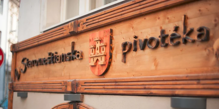 XXL Burger s hranolčekmi a barbecue omáčkou v Staromeštianskej pivotéke, ktorá sa pýši titulom Pivotéka roka 2015!