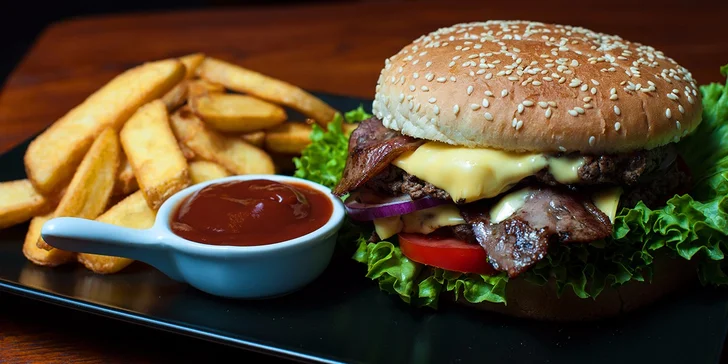 XXL Burger s hranolčekmi a barbecue omáčkou v Staromeštianskej pivotéke, ktorá sa pýši titulom Pivotéka roka 2015!