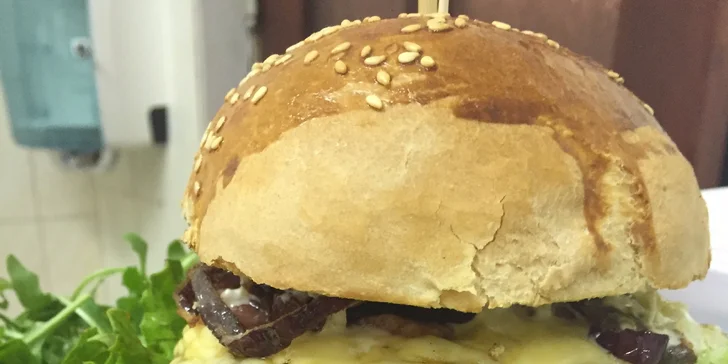 Hovädzí burger s hranolčekmi