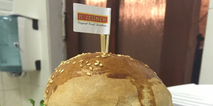 Hovädzí burger s hranolčekmi