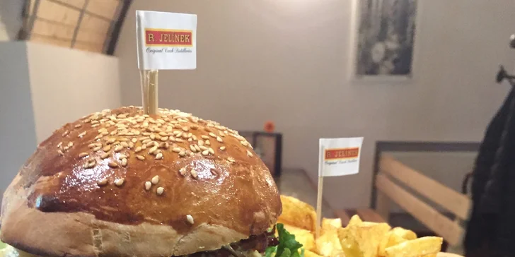 Hovädzí burger s hranolčekmi