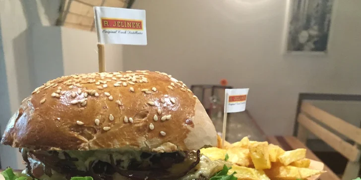 Hovädzí burger s hranolčekmi
