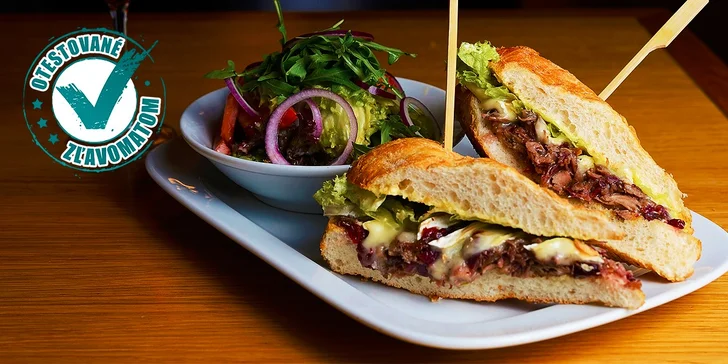 Duck pulled burger s Camembertom so šalátom či hranolčekmi