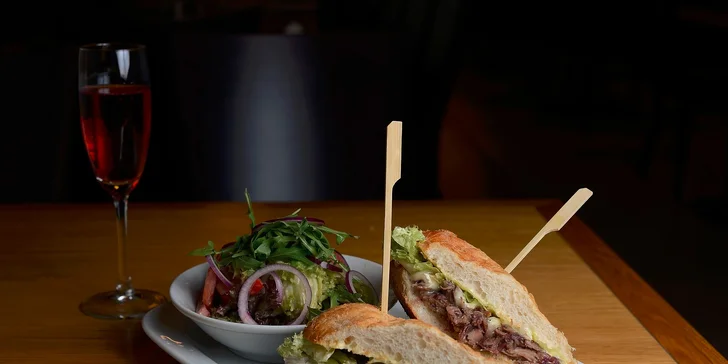 Duck pulled burger s Camembertom so šalátom či hranolčekmi