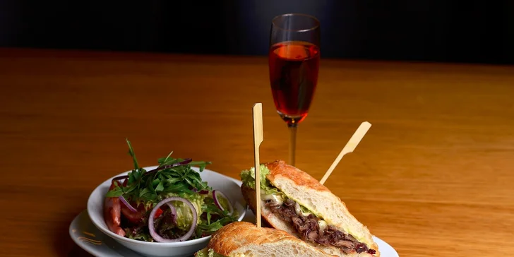 Duck pulled burger s Camembertom so šalátom či hranolčekmi