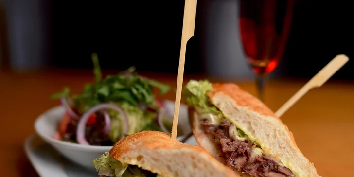 Duck pulled burger s Camembertom so šalátom či hranolčekmi