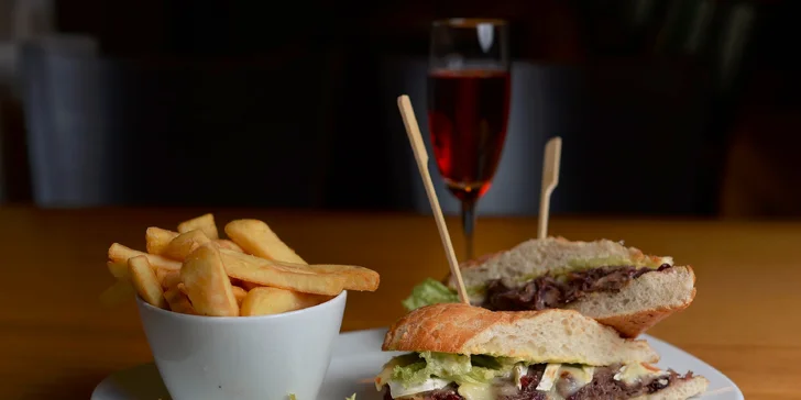 Duck pulled burger s Camembertom so šalátom či hranolčekmi