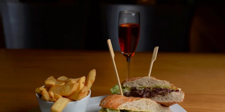 Duck pulled burger s Camembertom so šalátom či hranolčekmi