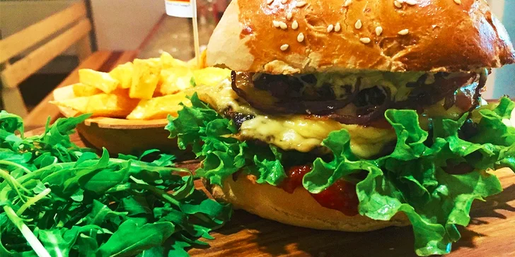 Hovädzí burger s hranolčekmi