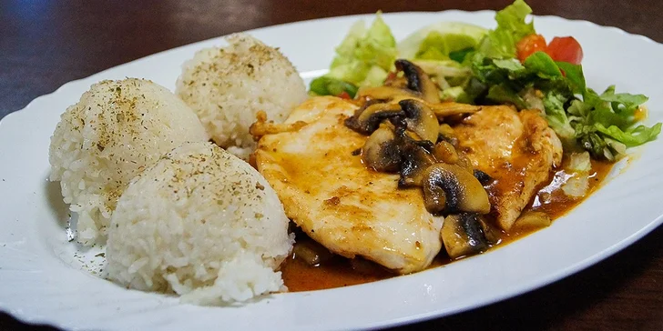 Grilovaný kurací steak s prílohou a omáčkou podľa vlastného výberu
