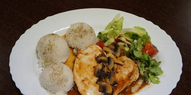 Grilovaný kurací steak s prílohou a omáčkou podľa vlastného výberu