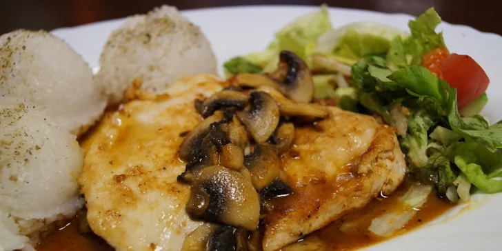 Grilovaný kurací steak s prílohou a omáčkou podľa vlastného výberu