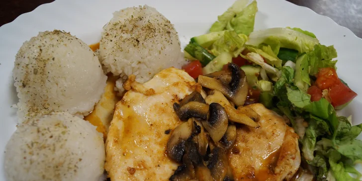 Grilovaný kurací steak s prílohou a omáčkou podľa vlastného výberu