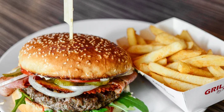 XXL Roberto burger s hranolčekmi, cibuľovými krúžkami a barbecue omáčkou