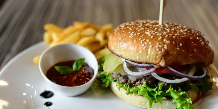 XXL Roberto burger s hranolčekmi, cibuľovými krúžkami a barbecue omáčkou