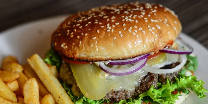 XXL Roberto burger s hranolčekmi, cibuľovými krúžkami a barbecue omáčkou