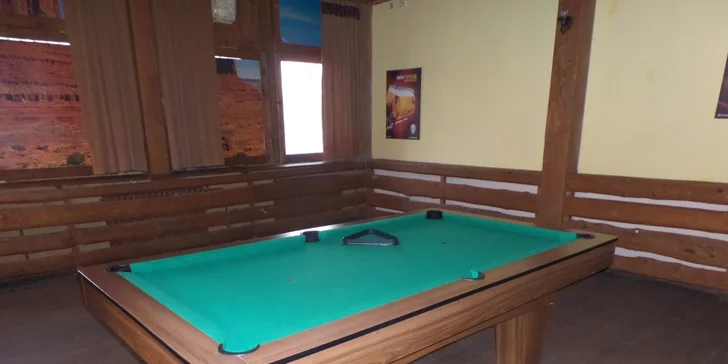 Hamburger s hovädzím či kuracím mäsom a domácimi hranolčekmi v Rodeo Clube