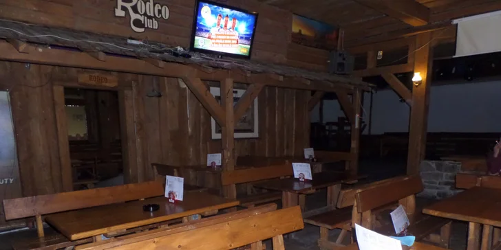 Hamburger s hovädzím či kuracím mäsom a domácimi hranolčekmi v Rodeo Clube