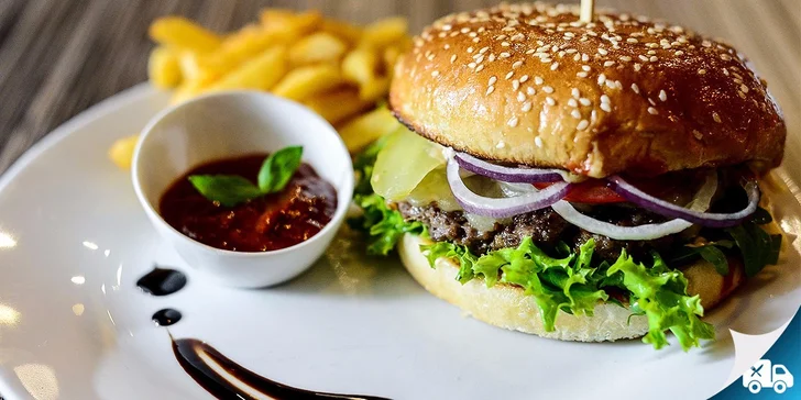 XXL Roberto burger s hranolčekmi, cibuľovými krúžkami a barbecue omáčkou