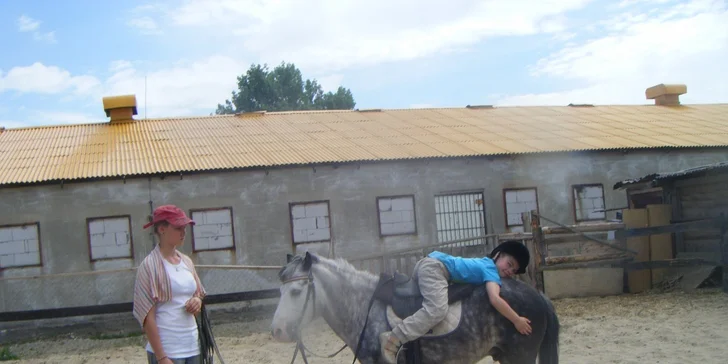 Deti a koníky na ranči a zázračná liečba koňom