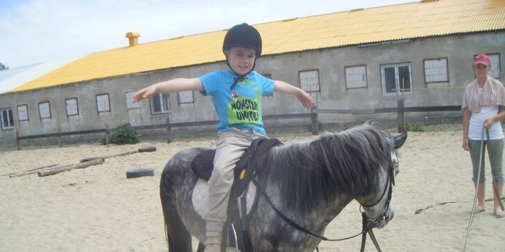 Deti a koníky na ranči a zázračná liečba koňom