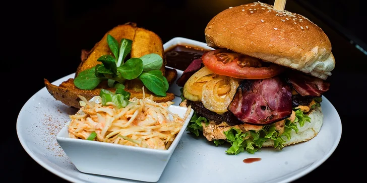 Hovädzie hamburgery s pečenými zemiakmi a šalátom Coleslaw. Na výber tri druhy!