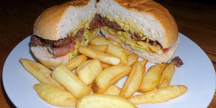 Hamburger s hovädzím či kuracím mäsom a domácimi hranolčekmi v Rodeo Clube
