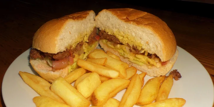 Hamburger s hovädzím či kuracím mäsom a domácimi hranolčekmi v Rodeo Clube