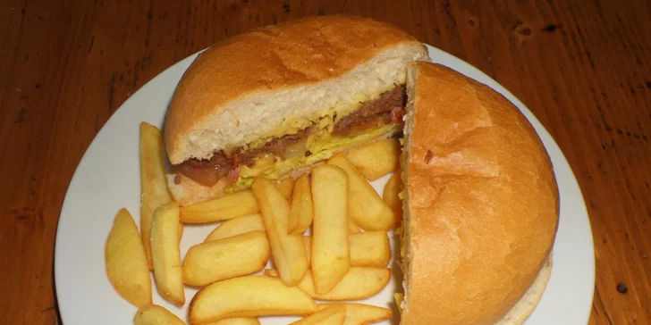 Hamburger s hovädzím či kuracím mäsom a domácimi hranolčekmi v Rodeo Clube