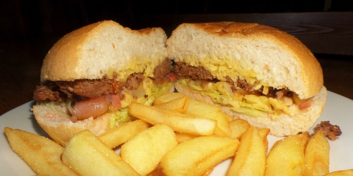Hamburger s hovädzím či kuracím mäsom a domácimi hranolčekmi v Rodeo Clube