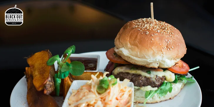 Hovädzie hamburgery s pečenými zemiakmi a šalátom Coleslaw. Na výber tri druhy!