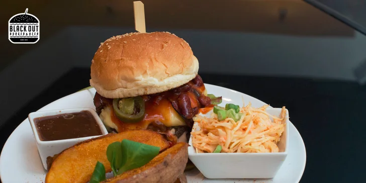 Hovädzie hamburgery s pečenými zemiakmi a šalátom Coleslaw. Na výber tri druhy!